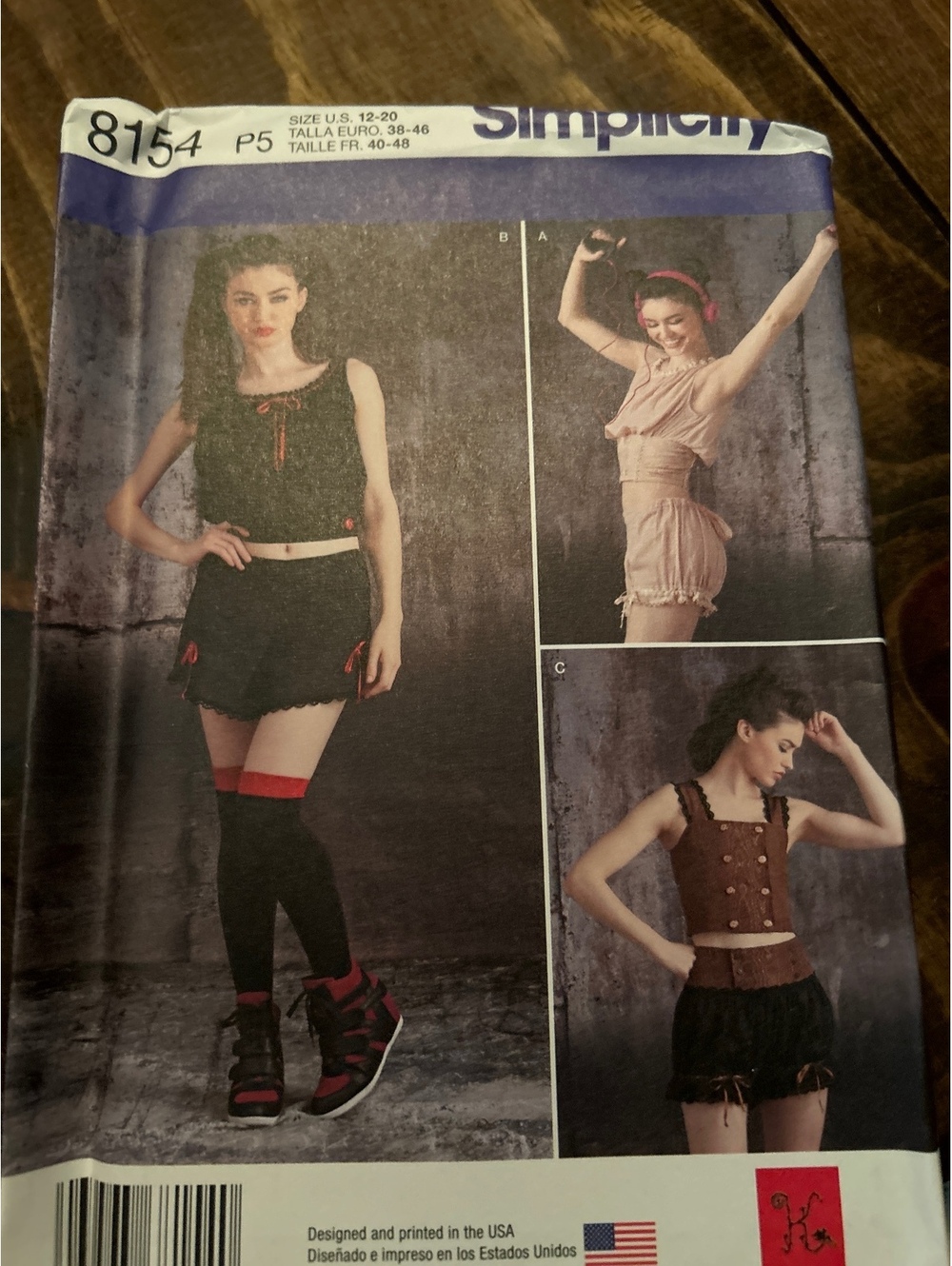 Simplicity 8154 Vintage Style Sewing Pattern for Women's Tops and Shorts
